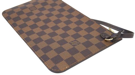 damier signature louis vuitton.